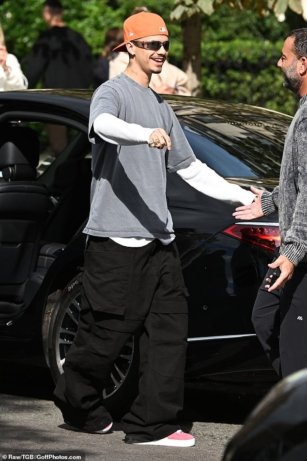 Trong buổi dạo phố cuối tuần cùng gia đình, Romeo Beckham chọn phong cách hip hop khỏe khoắn và gây ấn tượng với giày thể thao hồng. Buổi đi chơi cuối tuần vắng mặt Brooklyn Beckham và Nicola Peltz. Trước đó, gia đình Beckham có buổi họp mặt và gây chú ý truyền thông tại Tuần lễ thời trang Paris để ủng hộ Victoria ra mắt bộ sưu tập Xuân - Hè 2025. Trong buổi dạo phố cuối tuần cùng gia đình, Romeo Beckham chọn phong cách hip hop khỏe khoắn và gây ấn tượng với giày thể thao hồng. Buổi đi chơi cuối tuần vắng mặt Brooklyn Beckham và Nicola Peltz. Trước đó, gia đình Beckham có buổi họp mặt và gây chú ý truyền thông tại Tuần lễ thời trang Paris để ủng hộ Victoria ra mắt bộ sưu tập Xuân - Hè 2025.