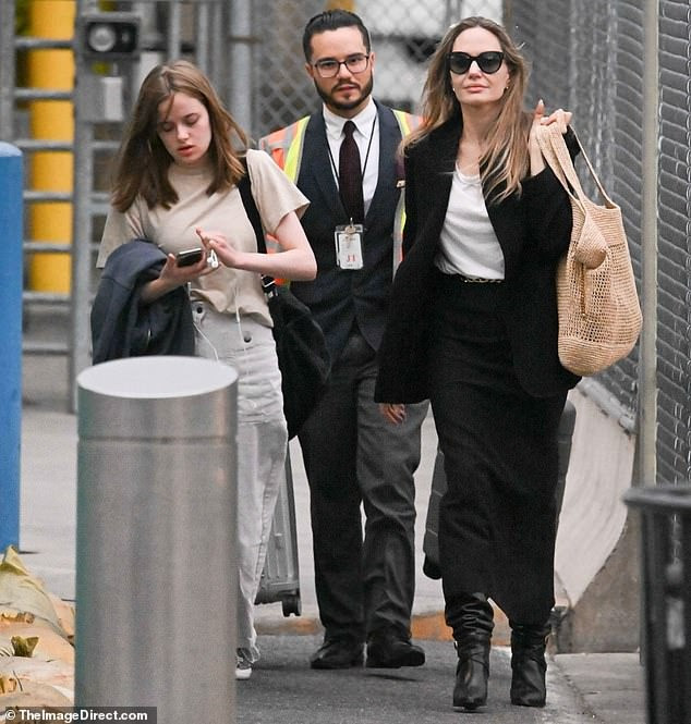 Hai người con gái ngày càng rời xa Brad Pitt. Hai người con gái ngày càng rời xa Brad Pitt.