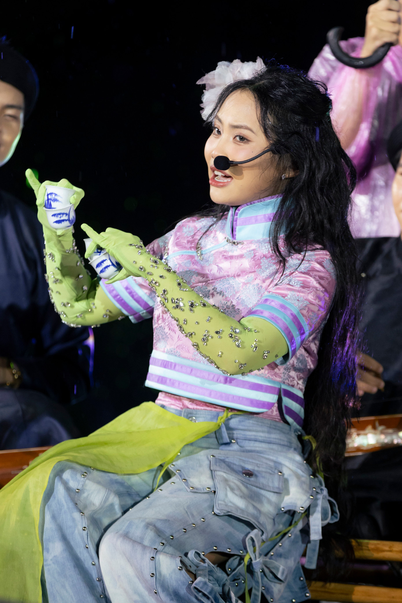 Sau màn biểu diễn đội ngũ, Phương Mỹ Chi tiếp tục tạo ấn tượng với màn múa chén trong tác phẩm Gối gấm. Màn trình diễn kết hợp nhạc dân tộc cùng chất liệu văn học thơ Hồ Xuân Hương được khen ngợi. "Do quê hương của nhà thơ Hồ Xuân Hương ở Nghệ An, tôi muốn đưa nhạc cụ miền Trung vào để tăng phần tự hào", cô chia sẻ trên sân khấu. Sau màn biểu diễn đội ngũ, Phương Mỹ Chi tiếp tục tạo ấn tượng với màn múa chén trong tác phẩm Gối gấm. Màn trình diễn kết hợp nhạc dân tộc cùng chất liệu văn học thơ Hồ Xuân Hương được khen ngợi. "Do quê hương của nhà thơ Hồ Xuân Hương ở Nghệ An, tôi muốn đưa nhạc cụ miền Trung vào để tăng phần tự hào", cô chia sẻ trên sân khấu.