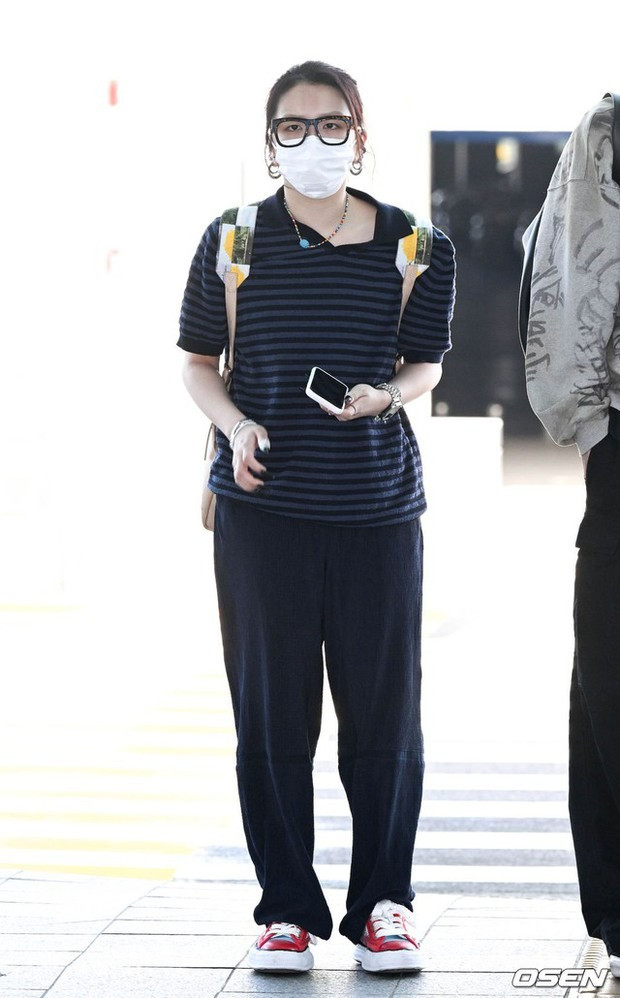 Thành viên khác của nhóm KARD là Jiwoo mặc khá đơn giản tại sân bay. Cô mang khẩu trang, hạn chế tiếp xúc ống kính phóng viên trước giờ sang Việt Nam.