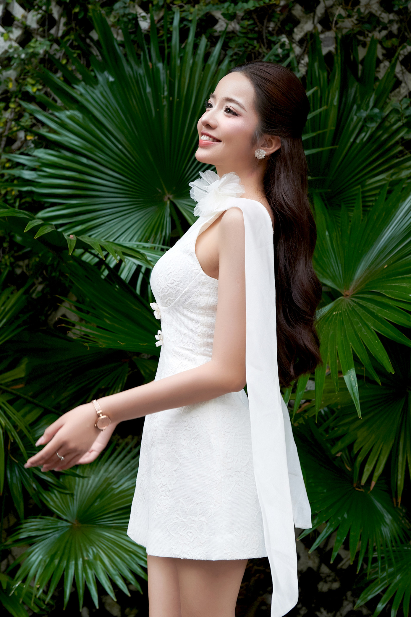 Thanh Bình nói cô không muốn trốn tránh cảm xúc mà học cách đối diện và yêu thương chính mình, lắng nghe nội tâm, chấp nhận những tổn thương cũ thay vì phủ nhận hoặc che giấu.