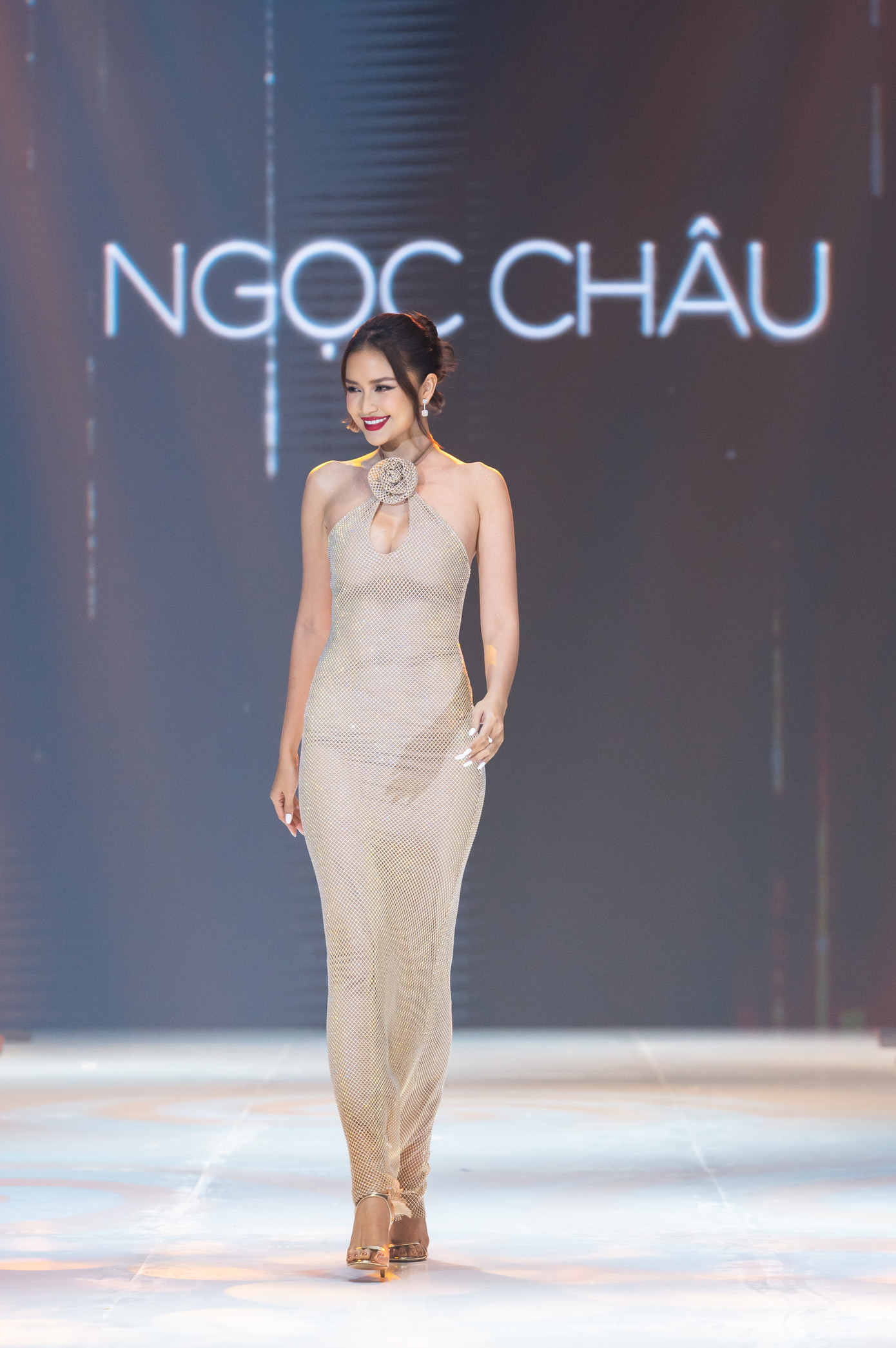 Hoa hậu Ngọc Châu nhận được nhiều lời khen khi trình diễn tại tiệc cưới Minh Tú. Miss Universe Vietnam 2022 lấy lại phong độ nhan sắc sau thời gian xuất hiện với gương mặt khác lạ vì tăng cân.