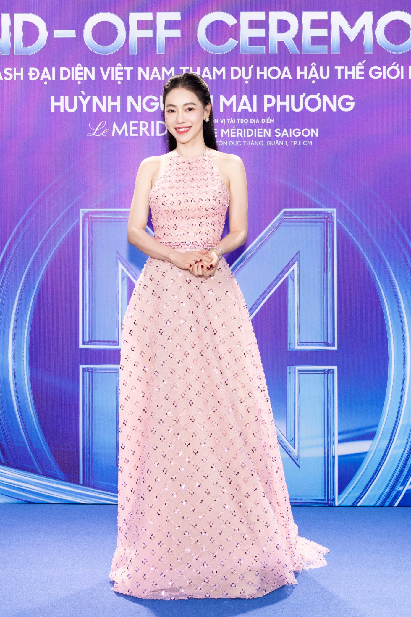 Bà Phạm Kim Dung - Chủ tịch Miss World Vietnam - khoe dáng thon với thiết kế đính họa tiết lấp lánh.