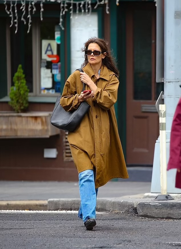 Nữ diễn viên Katie Holmes được nhìn thấy xuất hiện trên đường phố New York, Mỹ, chuẩn bị sinh nhật cho con.