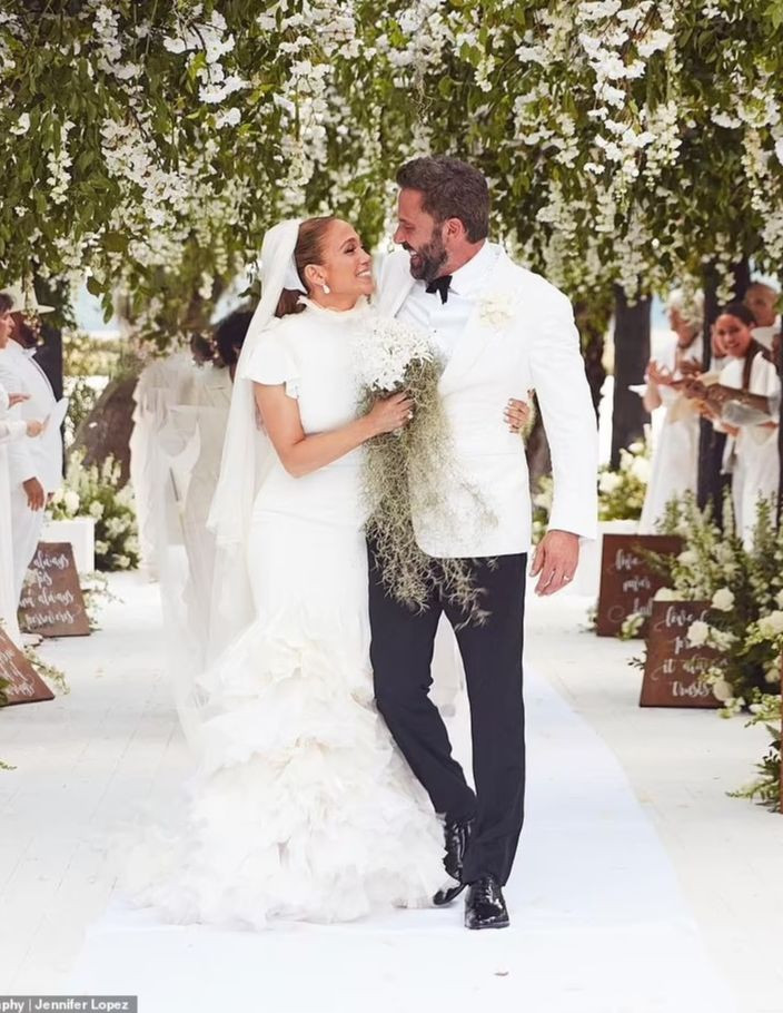 Khoảnh khắc lãng mạn trong hôn lễ xa hoa của Ben Affleck và Jennifer Lopez hồi tháng 8. Khoảnh khắc lãng mạn trong hôn lễ xa hoa của Ben Affleck và Jennifer Lopez hồi tháng 8.