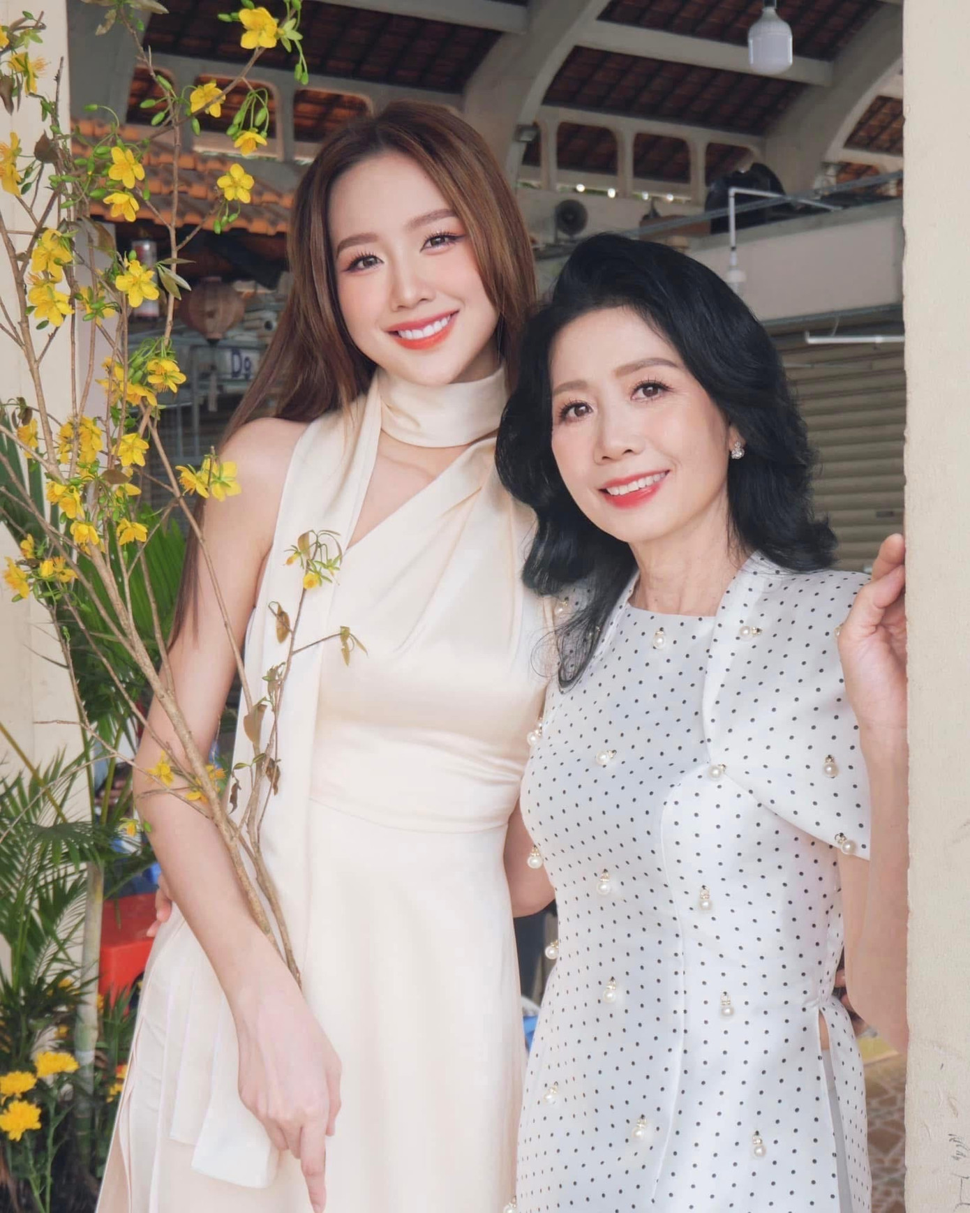 Mùng 1 Tết, hoa hậu khoe khoảnh khắc mừng năm mới cùng gia đình. Hoa hậu Bảo Ngọc diện áo dài cách tân, chụp ảnh cùng cha mẹ ở Cần Thơ.