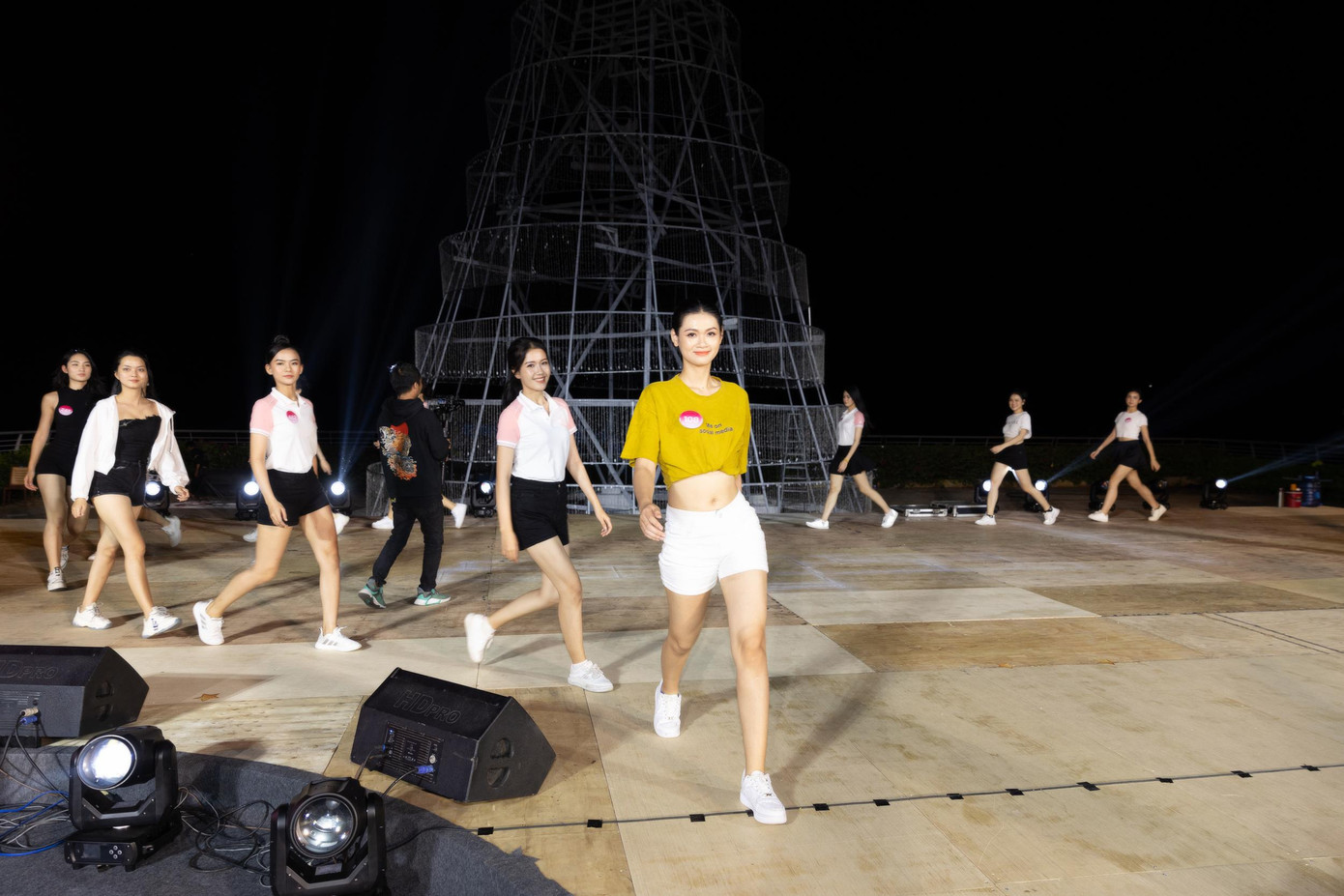 Dù buổi làm việc diễn ra gấp rút, các thí sinh vẫn giữ được tinh thần, năng lượng để tỏa sáng trong đêm trình diễn bikini quan trọng.