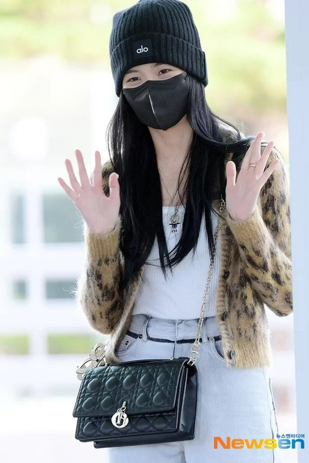 Thông qua đôi mắt, người hâm mộ nhận ra Jisoo cười tươi dù đang mang khẩu trang. Giọng ca Flower liên tục vẫy tay chào người hâm mộ.