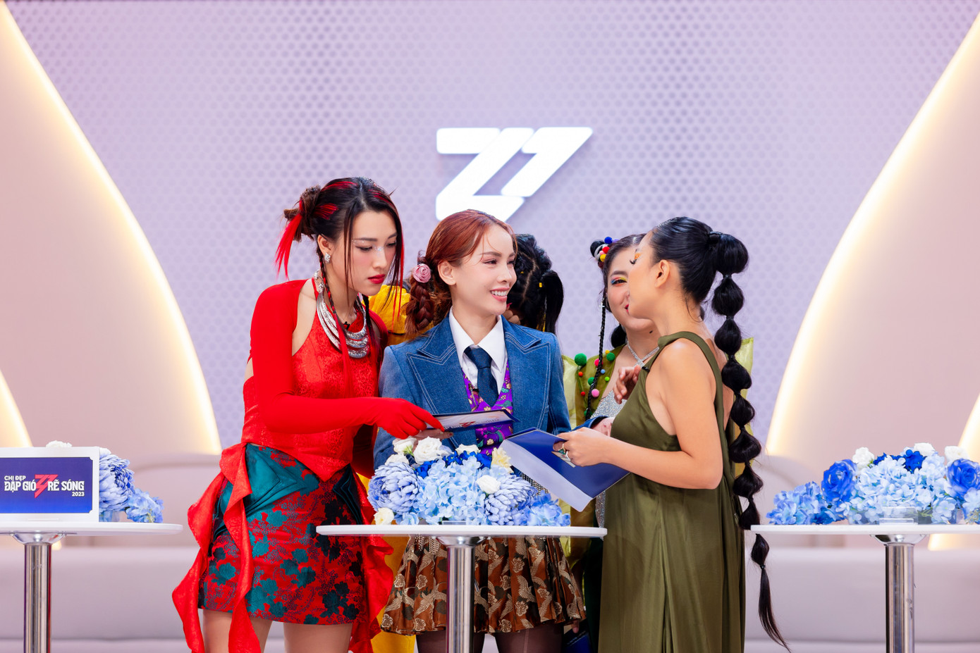 Yến Trang, Vân Hugo, Hoàng Oanh, Nguyên Hà và Tú Vi ra về sau vòng công diễn đầu.