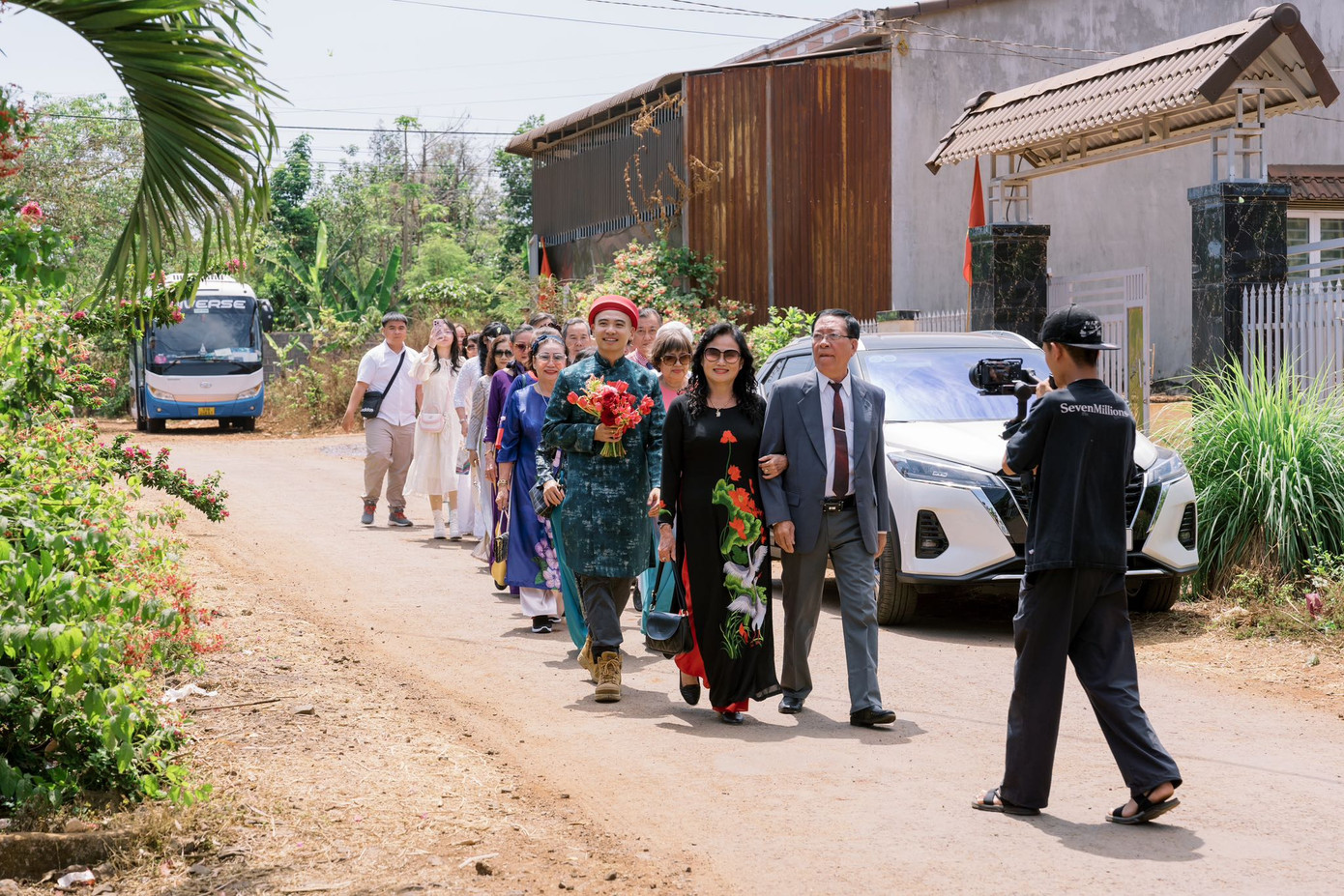 Ngày 2/4, H&apos;Hen Niê tiếp tục xả loạt ảnh trong đám cưới diễn ra tại quê nhà Đắk Lắk. Cha mẹ Tuấn Khôi dẫn đầu đoàn nhà trai bước vào nhà gái làm lễ. Nhà trai rước dâu với phong cách đơn giản, không &quot;mâm cao cỗ đầy&quot; như nghi lễ đón dâu ở đồng bằng.