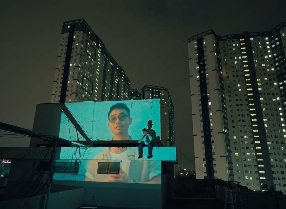 Nằm mơ quê nhà khắc họa sự cô độc của con người giữa lòng thành thị.