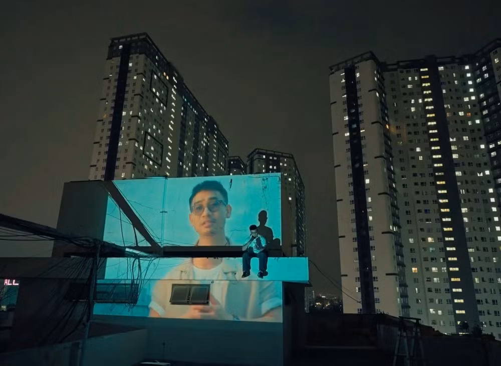 Nằm mơ quê nhà khắc họa sự cô độc của con người giữa lòng thành thị. Nằm mơ quê nhà khắc họa sự cô độc của con người giữa lòng thành thị.
