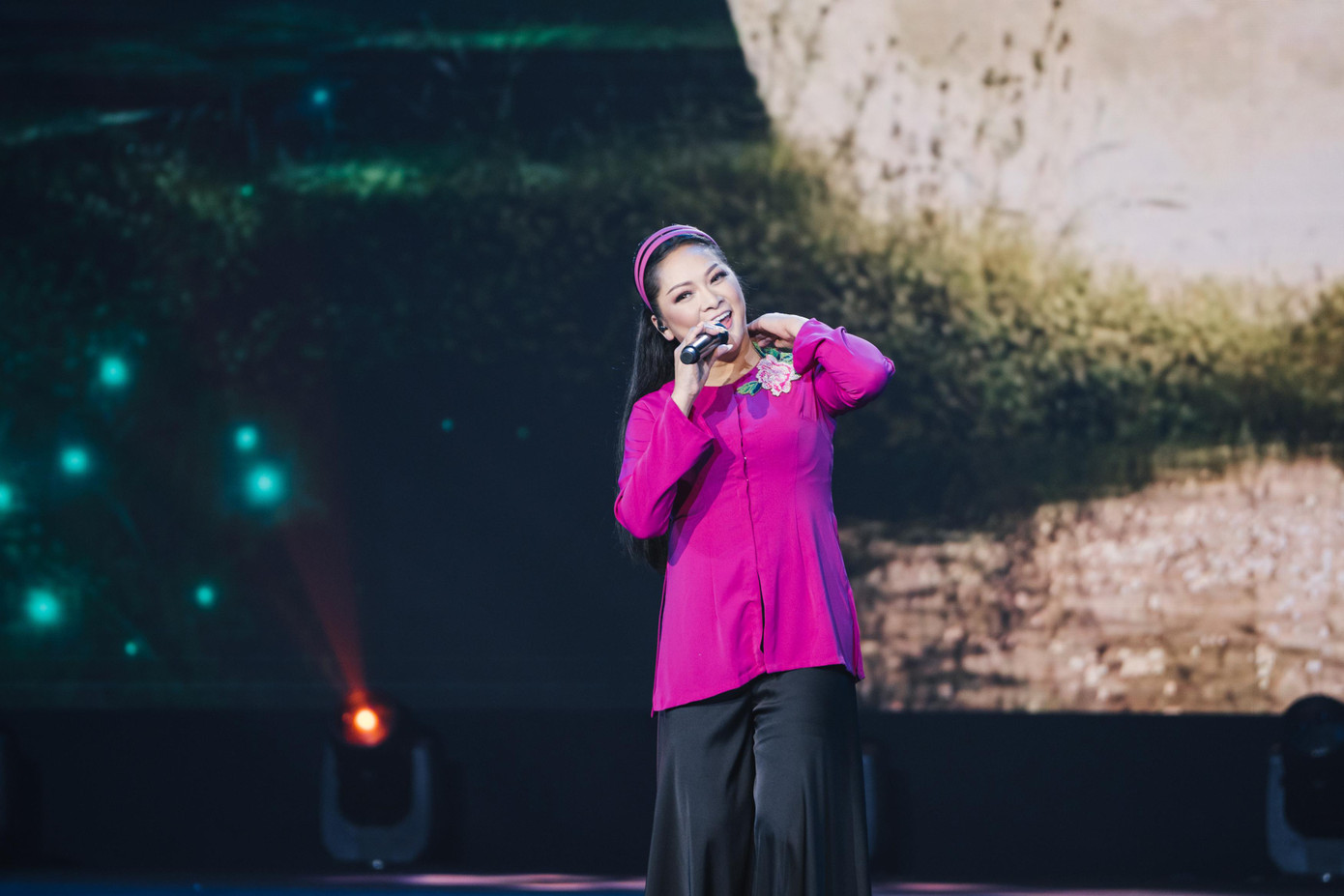 Ngoài những bản nhạc gắn liền với tên tuổi của mình, Như Quỳnh còn tri ân mẹ bằng ca khúc Cảm ơn mẹ. Ngoài ra, live show còn có tiết mục nhạc kịch Duyên phận theo bản phối hoàn toàn mới. Tiết phục quy tụ loạt nhân vật nổi tiếng như Hồng Đào, Minh Nhí, Gia Bảo, Nam Thư, Minh Dự, Võ Đăng Khoa… Như Quỳnh chia sẻ về tiết mục: "Cô gái Duyên phận năm xưa đã khác, nhiều kinh nghiệm, thăng trầm và sự trải nghiệm".