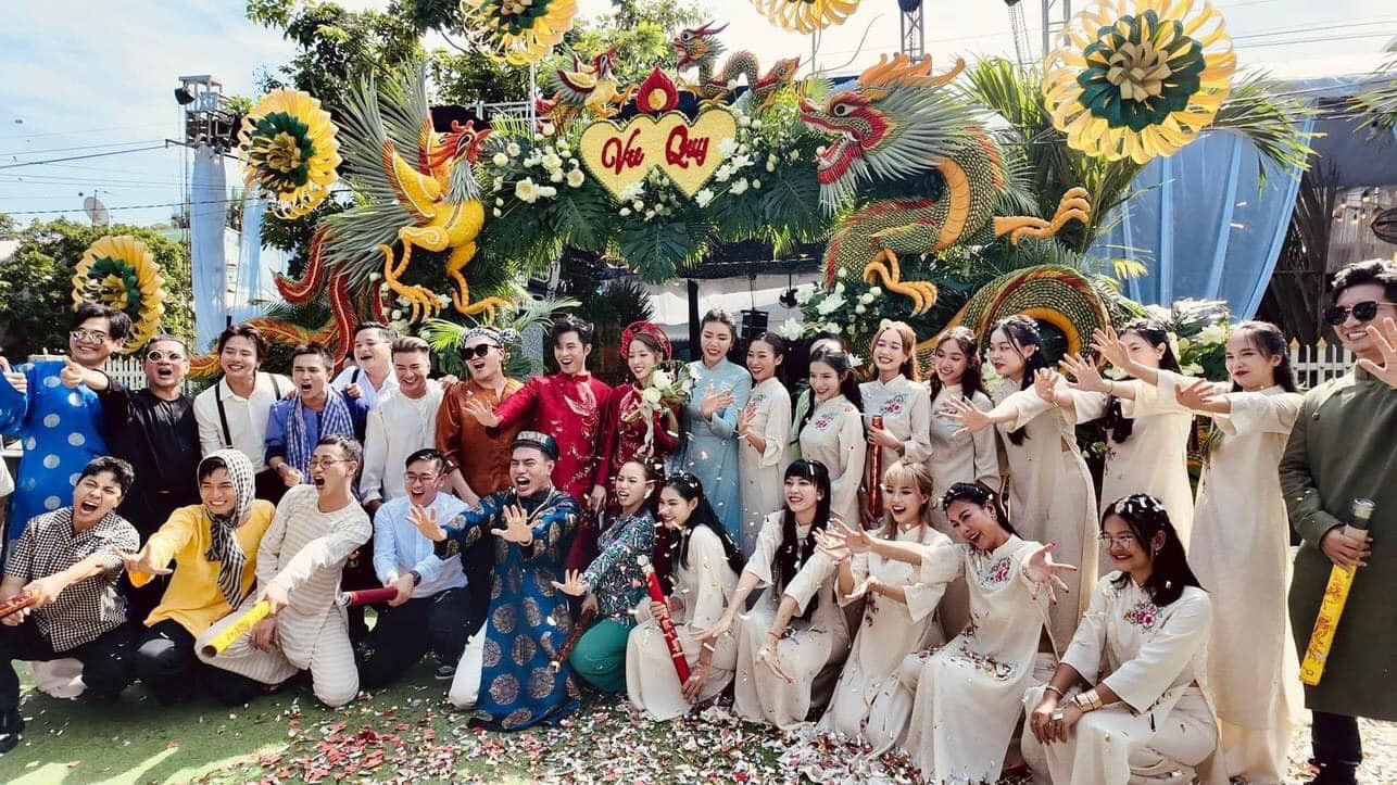 Đồng nghiệp và người thân chụp ảnh lưu niệm sau khi làm lễ rước dâu. Puka và Gin Tuấn Kiệt diện trang phục truyền thống trong ngày vui tại Đồng Tháp.