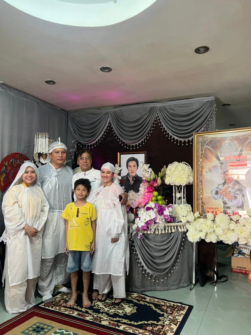Gia đình trong lễ cúng thất thứ hai của NSƯT Vũ Linh. Gia đình trong lễ cúng thất thứ hai của NSƯT Vũ Linh.