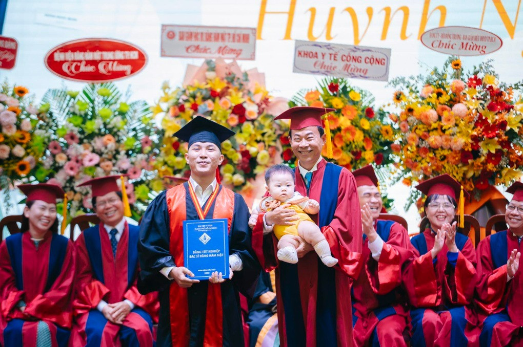 Ngọc Quân cùng con trai Merci lên sân khấu nhận bằng tốt nghiệp (Ảnh: Nhân vật cung cấp).