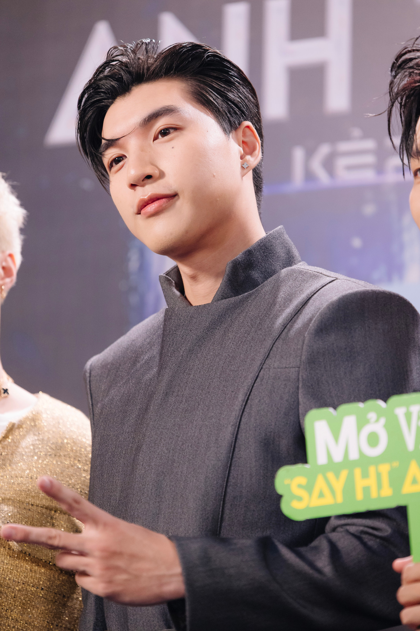 Bộ phim Anh trai say hi tổng hợp những khía cạnh chưa từng thấy của nghệ sĩ trong hậu trường 4 đêm concert tại TPHCM và Hà Nội. Khán giả nghe các anh trai chia sẻ chuyện lần đầu mới kể. &quot;Bộ phim đánh dấu cho 30 anh em chúng tôi cột mốc trong hành trình làm nghề. Kết quả này là trái ngọt sau những ngày khó khăn và đầy hoài nghi&quot;, Hieuhthuhai nói.