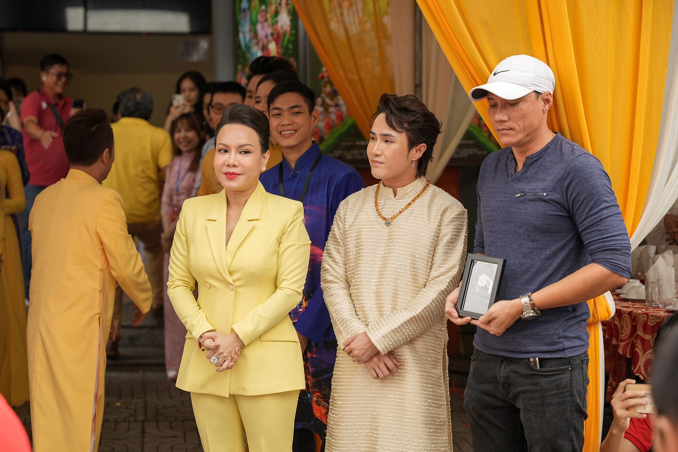 Trên trang cá nhân của Huỳnh Lập, nam diễn viên đăng ảnh cùng Việt Hương. Bên cạnh là người cầm di ảnh của Chí Tài. Khán giả xúc động khi nghệ sĩ tưởng nhớ đàn anh.