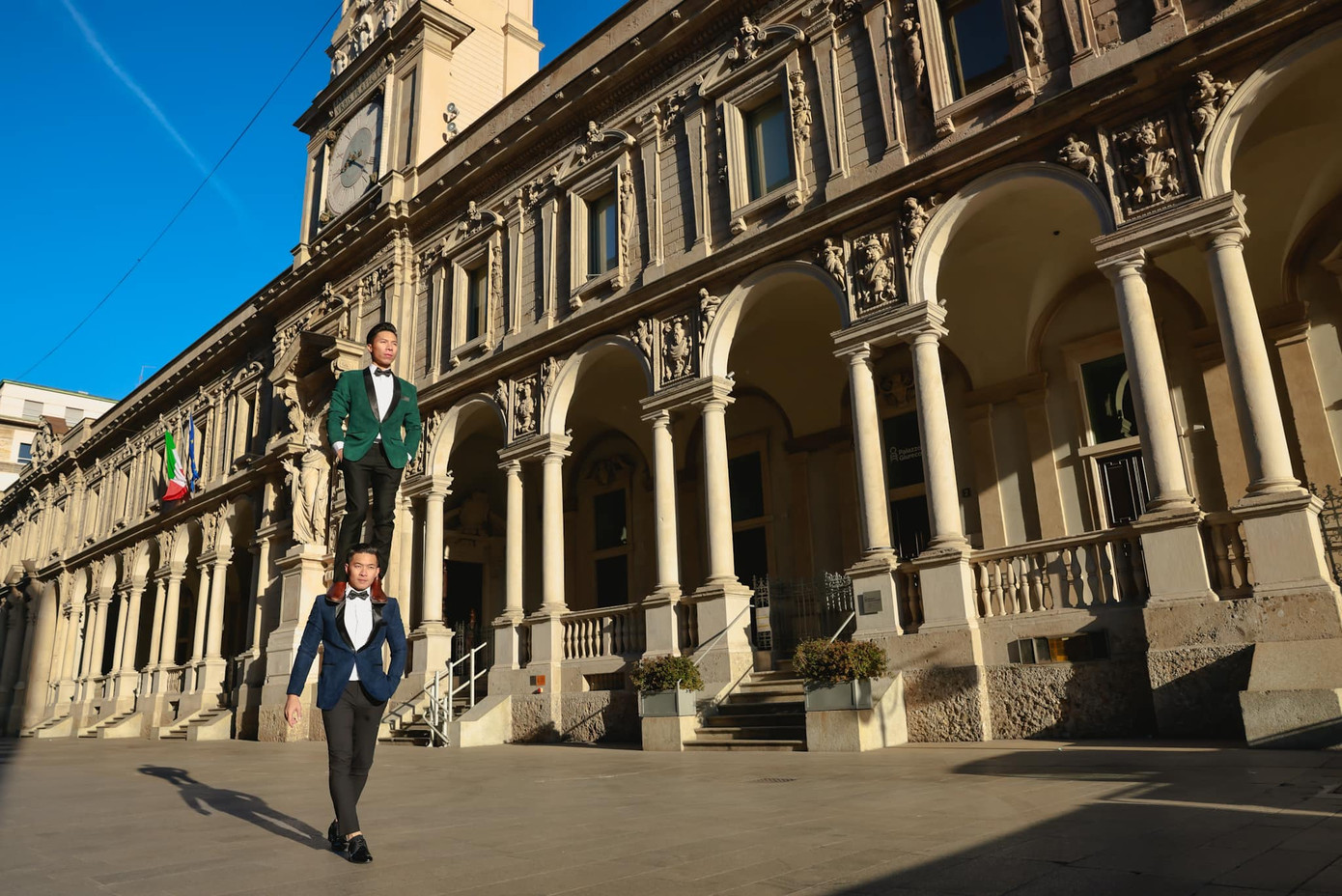 Một ngày trước khi lập kỷ lục Guinness lần thứ ba, Quốc Cơ - Quốc Nghiệp gặp sự cố nhỏ khi tập luyện. Trao đổi với Tiền Phong, Quốc Nghiệp nói hai anh em bắt tay tập luyện sau khi đến Italy. Cả hai ráo riết tập luyện vì còn ít thời gian đến đêm diễn. Trong video chia sẻ trên trang cá nhân, anh em "hoàng tử xiếc" hai lần gặp sự cố. Song, hai người vẫn xác lập kỷ lục thế giới lần ba. Ảnh: Hải An.