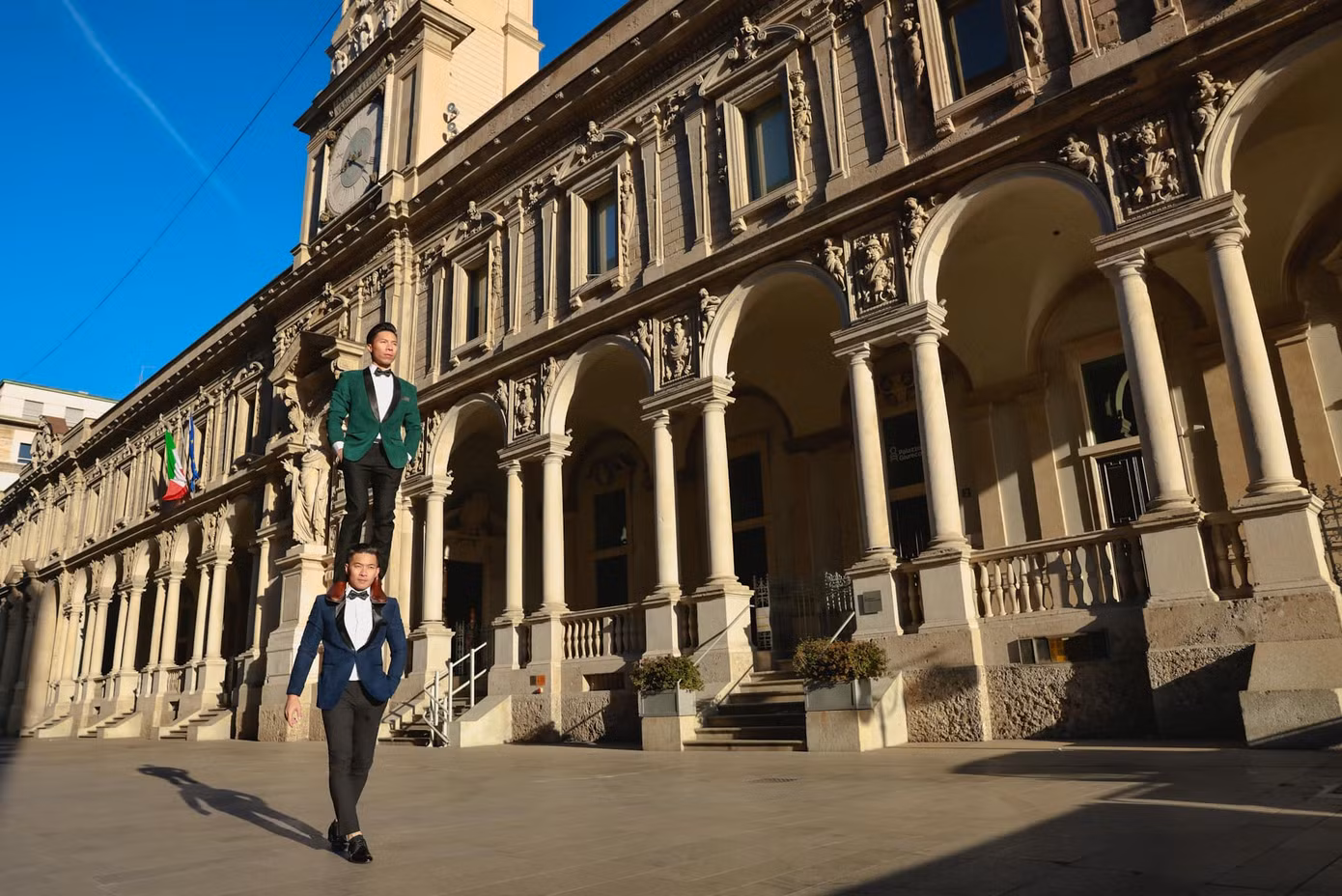 Một ngày trước khi lập kỷ lục Guinness lần thứ ba, Quốc Cơ - Quốc Nghiệp gặp sự cố nhỏ khi tập luyện. Trao đổi với Tiền Phong, Quốc Nghiệp nói hai anh em bắt tay tập luyện sau khi đến Italy. Cả hai ráo riết tập luyện vì còn ít thời gian đến đêm diễn. Trong video chia sẻ trên trang cá nhân, anh em "hoàng tử xiếc" hai lần gặp sự cố. Song, hai người vẫn xác lập kỷ lục thế giới lần ba. Ảnh: Hải An.