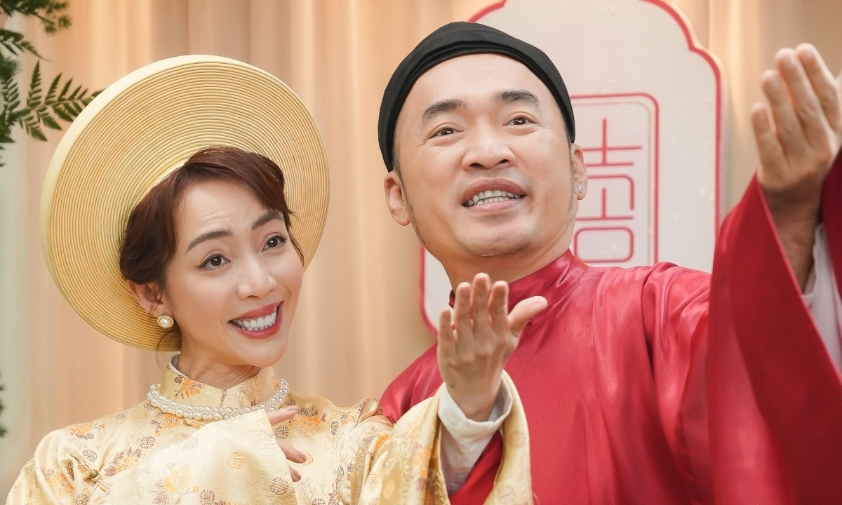 Cảnh trong phim Nụ hôn bạc tỷ và Bộ tứ báo thủ. Cảnh trong phim Nụ hôn bạc tỷ và Bộ tứ báo thủ.