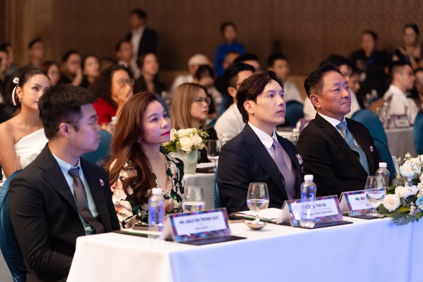 Bà Lê Thị Thu Hà (thứ hai từ trái sang), đại diện Cục Điện ảnh và Shark Minh Beta tại buổi ký kết liên doanh Việt Nam - Nhật Bản. Bà Lê Thị Thu Hà (thứ hai từ trái sang), đại diện Cục Điện ảnh và Shark Minh Beta tại buổi ký kết liên doanh Việt Nam - Nhật Bản.