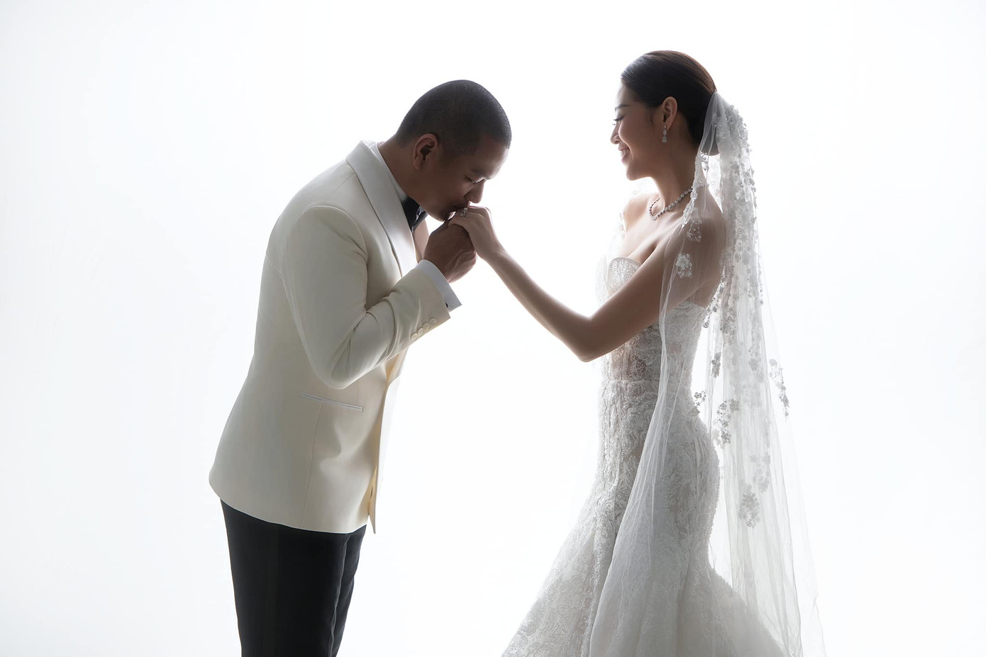 Khánh Vân trông hạnh phúc trong khoảnh khắc chú rể hôn tay cô dâu. Hoa hậu sinh năm 1995 nhận nhiều bình luận chúc phúc từ khán giả khi đăng bộ ảnh cưới thấy rõ mặt bạn trai. Khánh Vân trông hạnh phúc trong khoảnh khắc chú rể hôn tay cô dâu. Hoa hậu sinh năm 1995 nhận nhiều bình luận chúc phúc từ khán giả khi đăng bộ ảnh cưới thấy rõ mặt bạn trai.