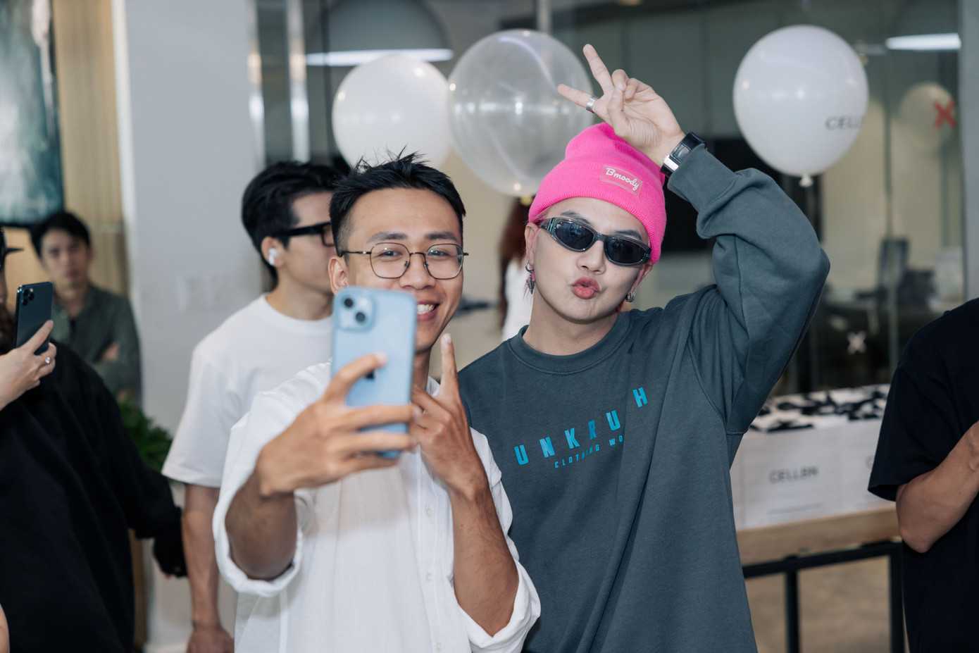 Duy Khánh diện mũ hồng nổi bật. Nam diễn viên thân thiết với Tiến Đạt sau khi tham gia chương trình Anh trai vượt ngàn chông gai.