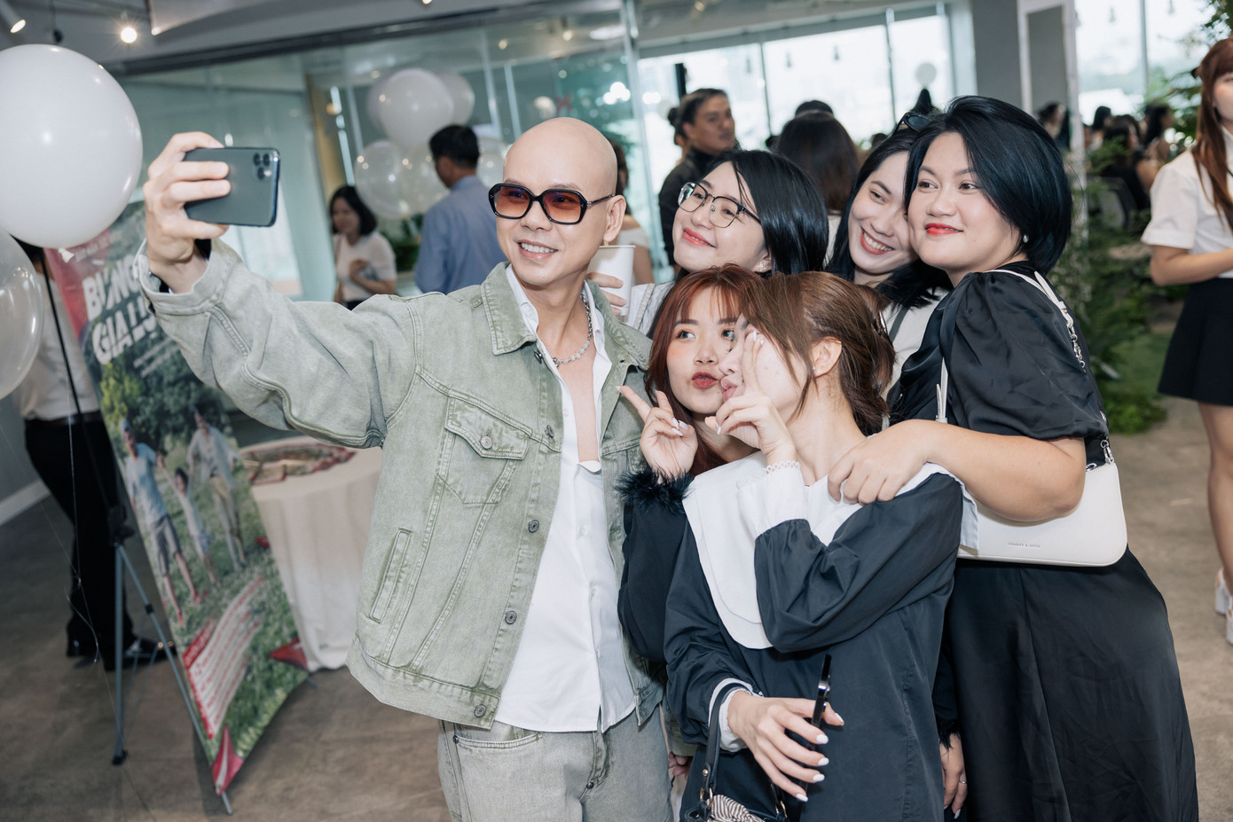 Phan Đinh Tùng được khán giả vây quanh chụp ảnh.