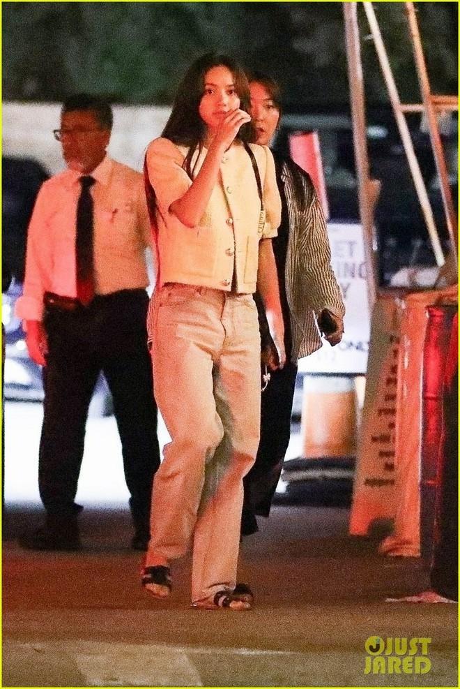 Lisa để mặt mộc đi ăn tối tại Mỹ.