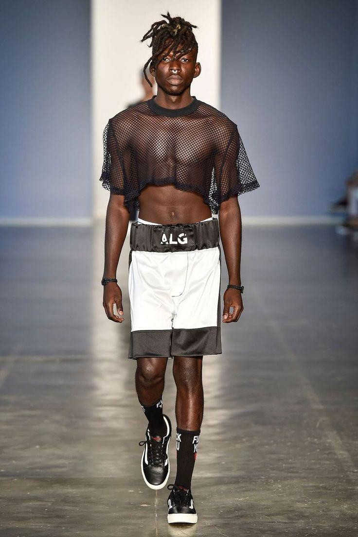 Phong cách nam giới diện crop top khoe cơ bắp, lộ cạp nội y được lăng xê trên sàn diễn quốc tế. Ảnh: Vogue. Phong cách nam giới diện crop top khoe cơ bắp, lộ cạp nội y được lăng xê trên sàn diễn quốc tế. Ảnh: Vogue.