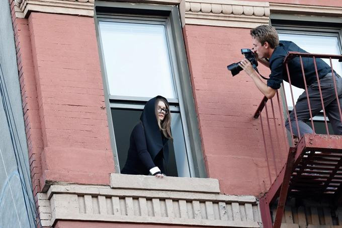 Tiểu thư lừa đảo Anna Sorokin thoải mái tương tác với paparazzi. Ảnh: Page Six. Tiểu thư lừa đảo Anna Sorokin thoải mái tương tác với paparazzi. Ảnh: Page Six.