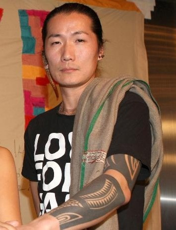 Chồng (trái) và người tình đầu bếp của Ryoko Hirosue. Chồng (trái) và người tình đầu bếp của Ryoko Hirosue.