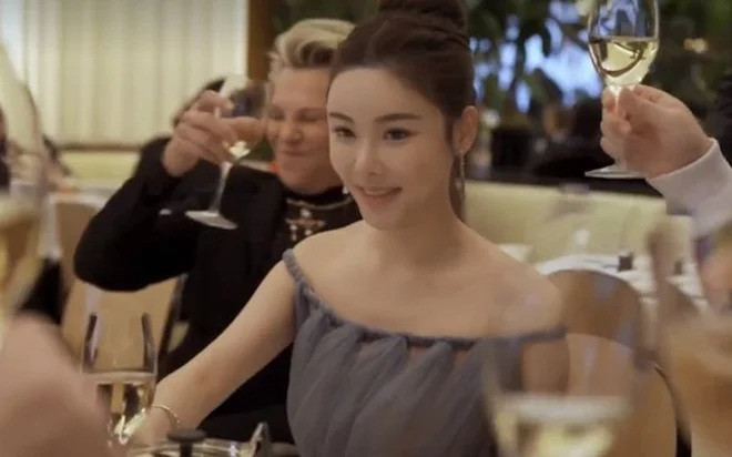 Thái Thiên Phượng tại bữa tiệc sang trọng ở Pháp. Thái Thiên Phượng tại bữa tiệc sang trọng ở Pháp.