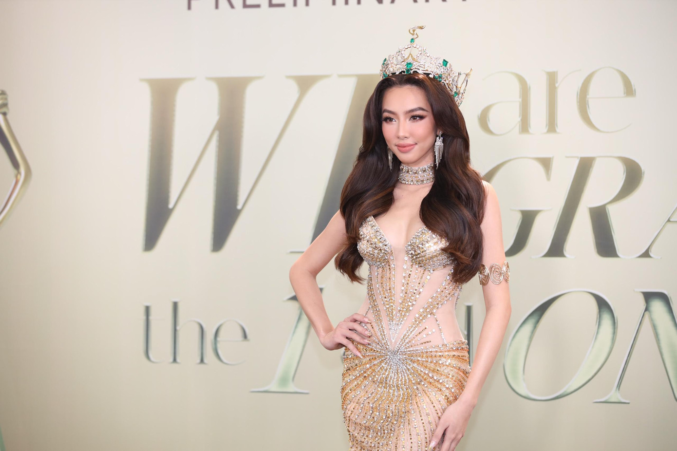 Đương kim Miss Grand International - người đẹp Nguyễn Thúc Thùy Tiên mang vương miện đắt đỏ đến đêm chung khảo Hoa hậu Hòa bình Việt Nam 2022. Sau khi Thùy Tiên giành chiến thắng ở Miss Grand International, Việt Nam giành được suất đăng cai tổ chức cuộc thi Miss Grand International 2023.