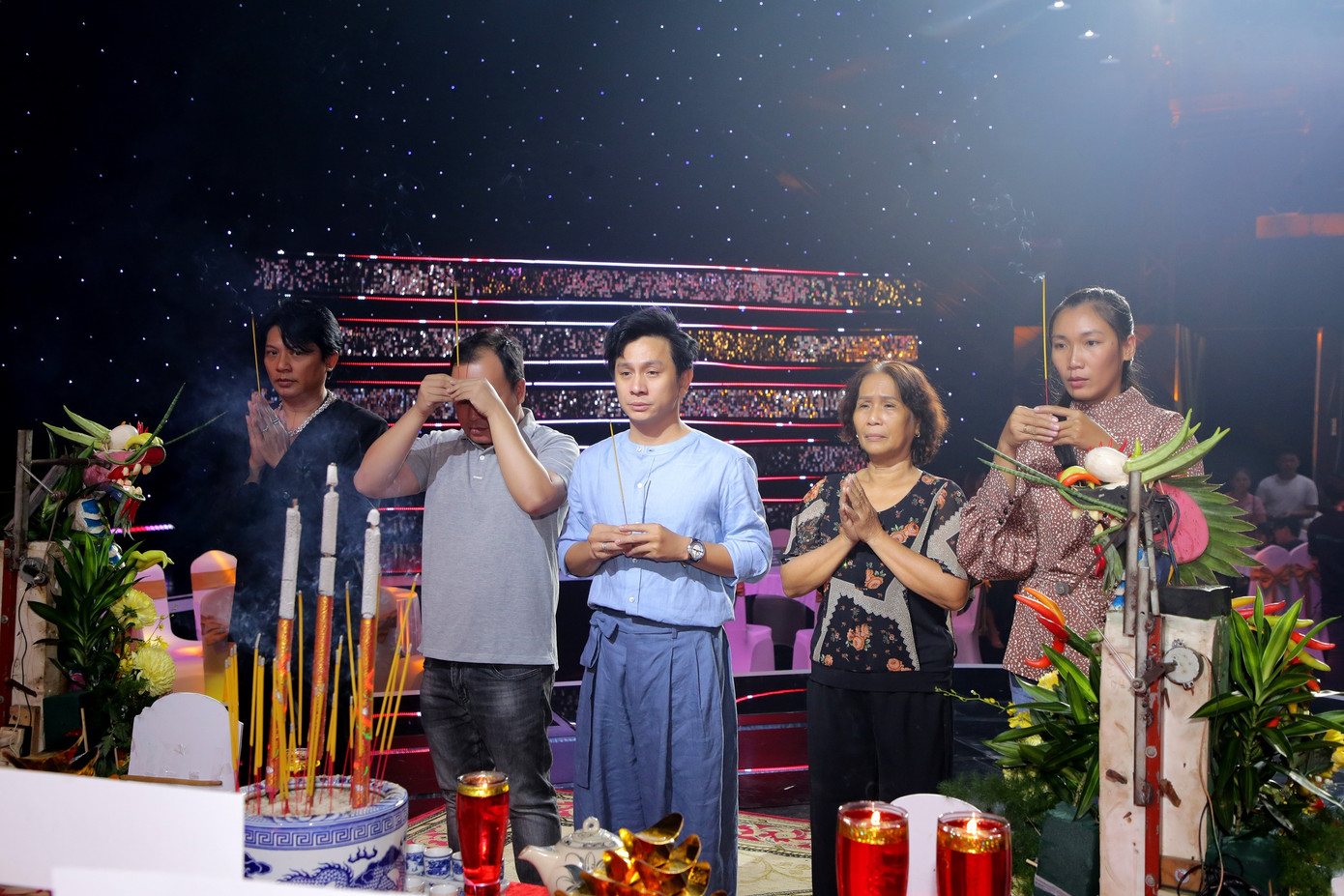 Nghệ sĩ Đình Toàn (giữa) thắp hương cúng Tổ nghề. Anh hiện là diễn viên chủ lực của sân khấu kịch IDECAF, đảm nhận nhiều vai diễn lớn.