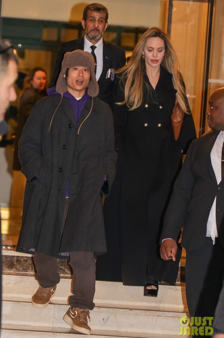 Pax Thiên và che sẹo với mũ phi công khi đến Pháp cùng mẹ. Pax Thiên và che sẹo với mũ phi công khi đến Pháp cùng mẹ.