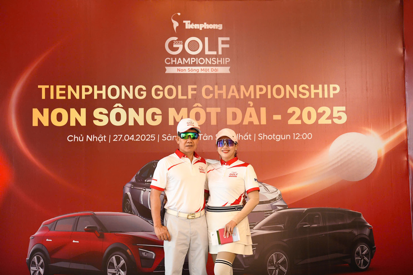 Tiền Phong Golf Championship - Non sông một dải có 234 golfer tranh tài. Giải đấu có hệ thống giải thưởng phong phú, đặc biệt là 8 giải Hole In One phân bố tại hố 5A, 8A, 6B, 4C, 8C, 8D với tổng trị giá giải thưởng hơn 8 tỷ đồng.