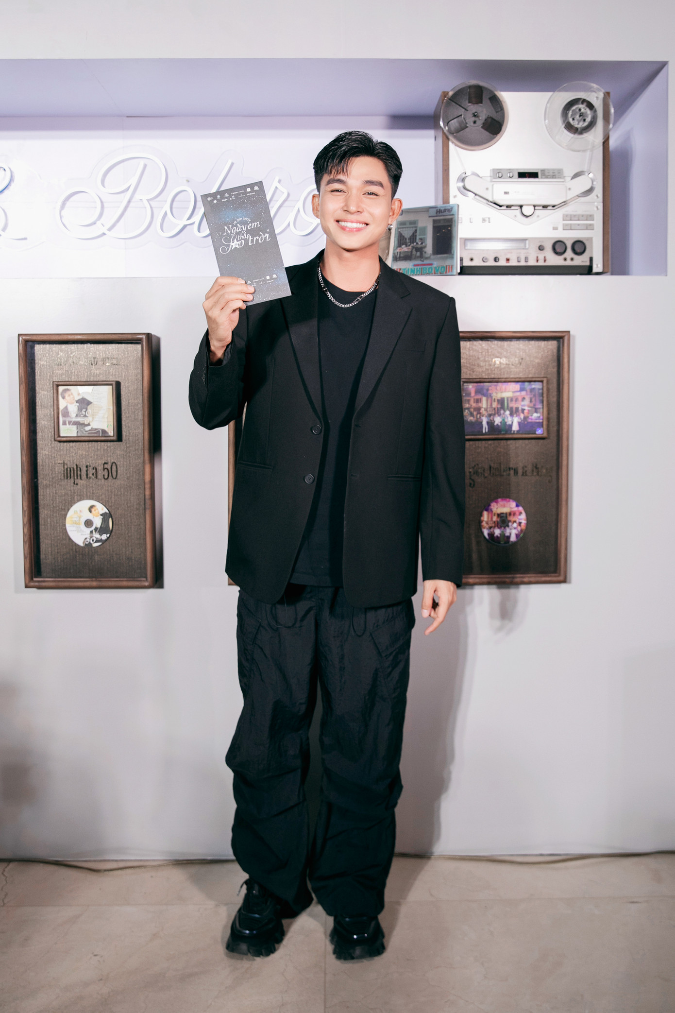 Jun Phạm tạo dáng tại khu vực chụp ảnh trước khi vào sân khấu chính xem live show.