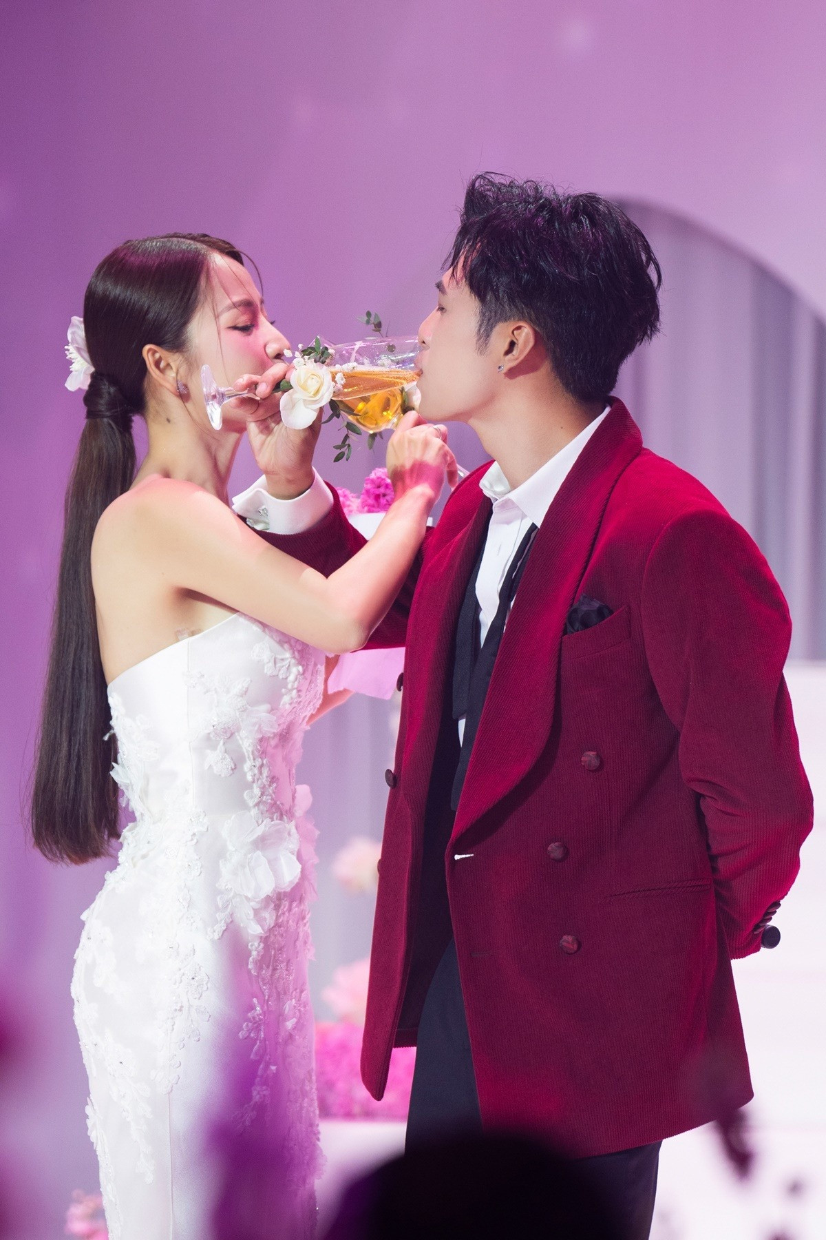 Puka và Gin Tuấn Kiệt thay hai bộ lễ phục trong tiệc cưới tại TPHCM. Puka và Gin Tuấn Kiệt thay hai bộ lễ phục trong tiệc cưới tại TPHCM.