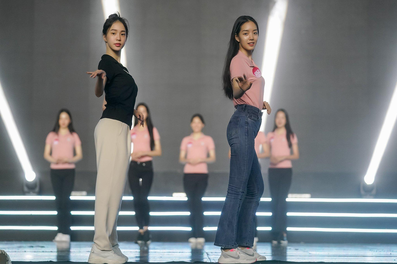 Buổi tập trước sơ duyệt đêm chung khảo kéo dài đến 24h. Các thí sinh và toàn bộ ê-kíp chương trình đang dồn toàn lực cho buổi trình diễn tốt nhất có thể.