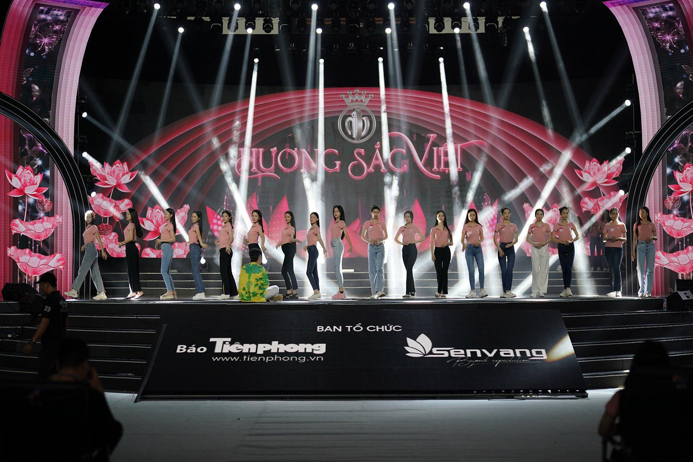 Sau khi trải qua phần thi chấm mặt mộc và phỏng vấn kín với ban giám khảo, thí sinh Hoa hậu Việt Nam tiếp tục tập luyện, ráp sân khấu để chuẩn bị cho đêm chung khảo Hoa hậu Việt Nam 2022.