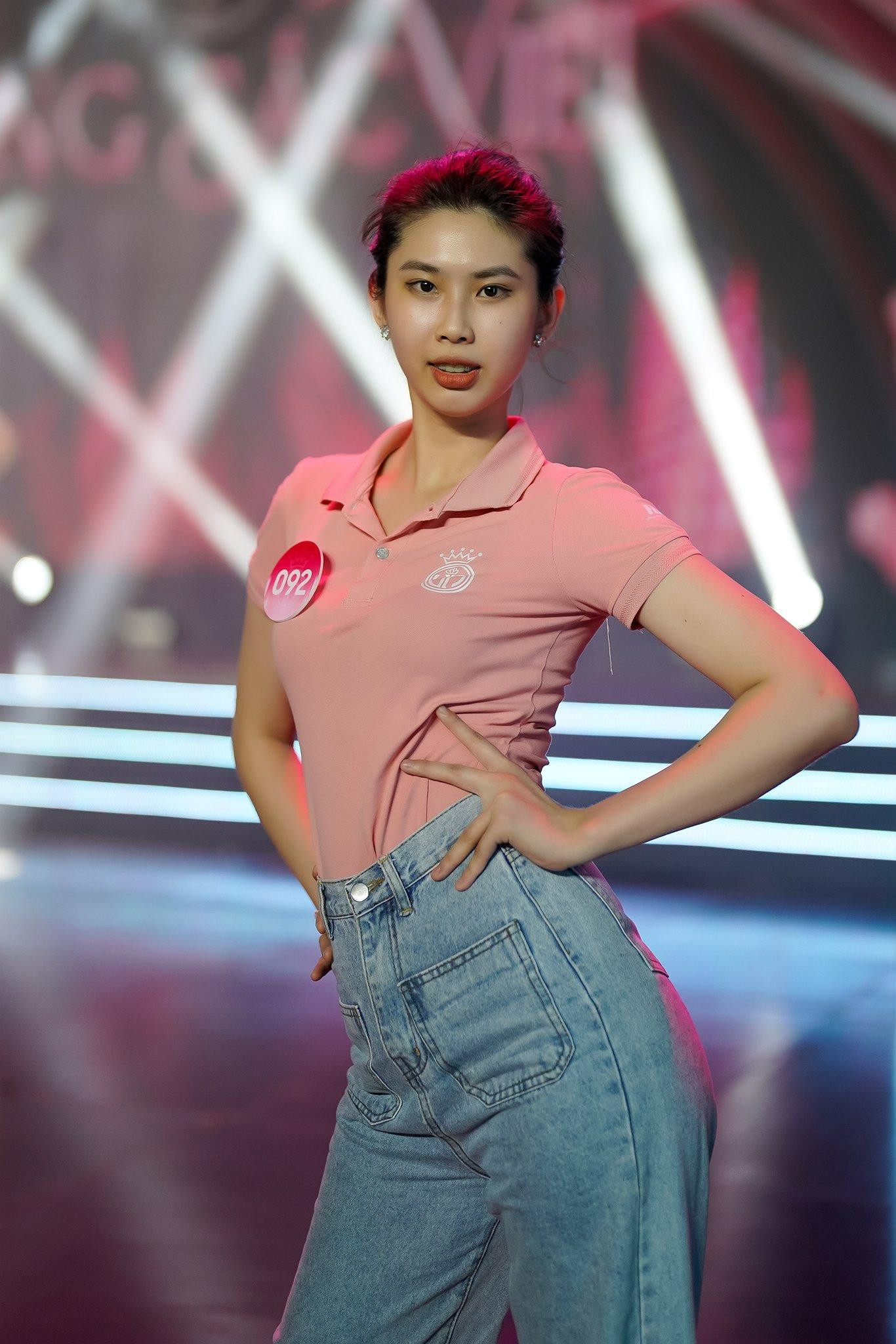 Lăng Ngọc Nhi (SBD 092) đang là sinh viên Khoa Ngôn ngữ Nhật tại ĐH Kinh tế - Tài chính TP.HCM. Cô tạo dáng trên sân khấu tổng duyệt khi bắt gặp ống kính phóng viên.