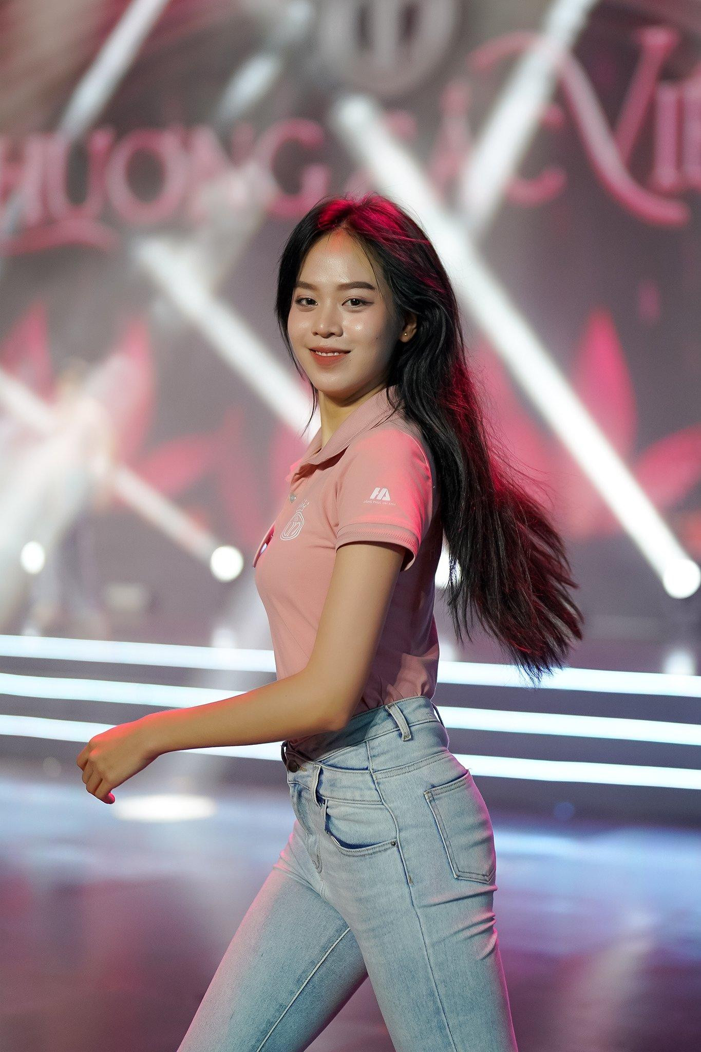 Huỳnh Thị Thanh Thủy là một trong những thí sinh có chiều cao nổi bật nhất Hoa hậu Việt Nam 2022. Chia sẻ với Tiền Phong, cô cho biết bản thân tự tin sau khi bước ra khỏi vòng phỏng vấn mặt mộc.