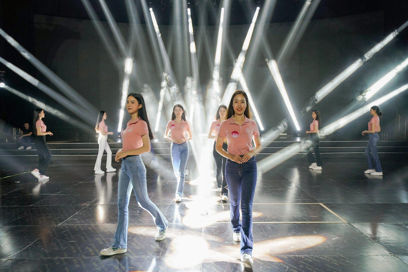 Khác với những buổi tập trước, thí sinh ở buổi tối trước sơ duyệt sải bước trên sân khấu sáng đèn. Nhiều thí sinh bỡ ngỡ vì đây là lần đầu họ có cơ hội tỏa sáng ở cuộc thi lớn như Hoa hậu Việt Nam.