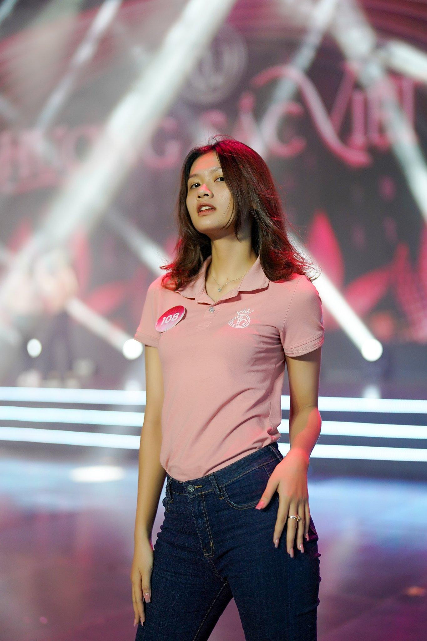 Thế mạnh của Hồng Điễm là chiều cao và vóc dáng cân đối. Cô luôn thể hiện điểm mạnh của bản thân là cách tạo dáng ấn tượng cùng biểu cảm đậm chất model.