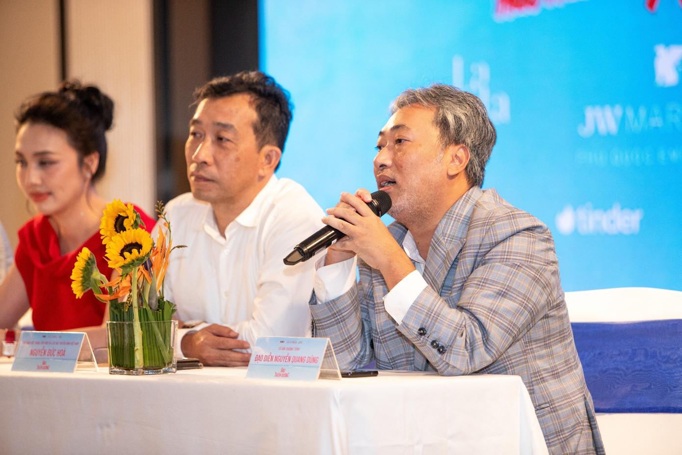 Đạo diễn Nguyễn Quang Dũng đóng vai trò cố vấn tại game show. Đạo diễn Nguyễn Quang Dũng đóng vai trò cố vấn tại game show.