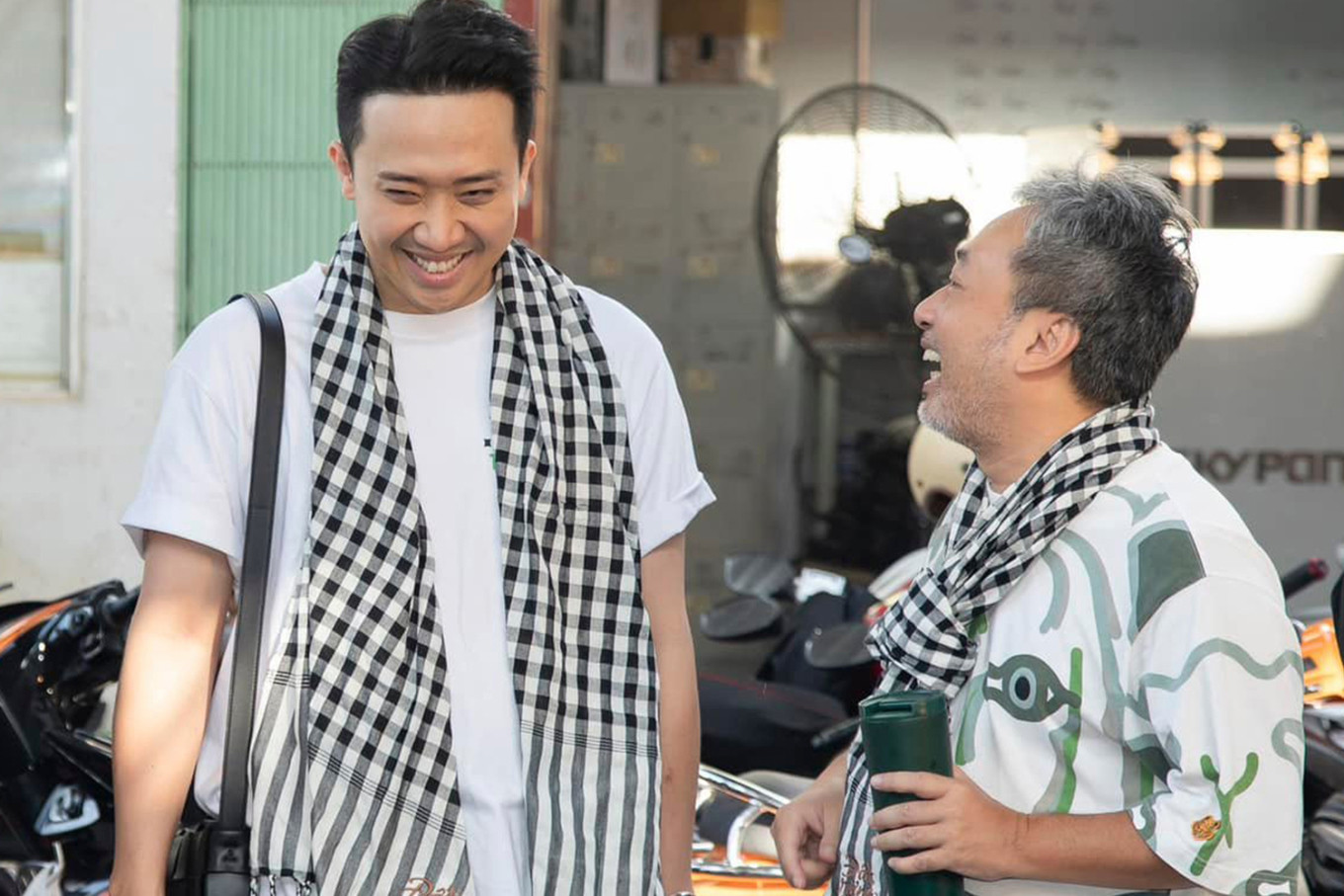 Trấn Thành và Nguyễn Quang Dũng trên phim trường Đất rừng phương Nam. Trấn Thành và Nguyễn Quang Dũng trên phim trường Đất rừng phương Nam.