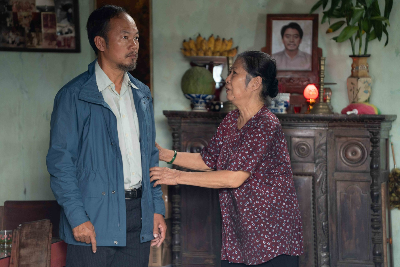 Hình ảnh trong phim Thám tử Kiên (ảnh trên) và Lật mặt 8 đang rượt đuổi ngoài rạp Việt. Hình ảnh trong phim Thám tử Kiên (ảnh trên) và Lật mặt 8 đang rượt đuổi ngoài rạp Việt.