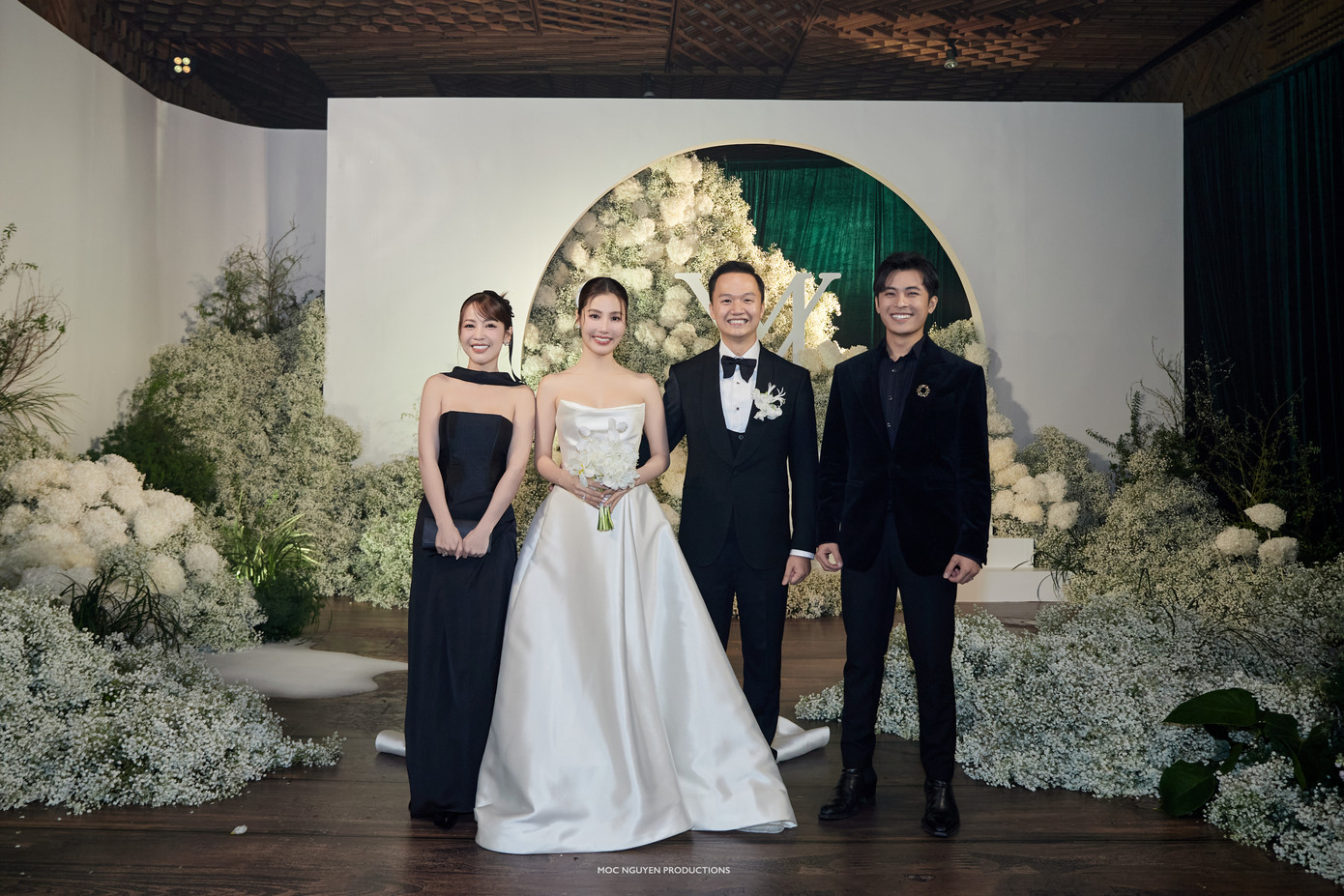 Sự kiện còn có sự tham gia của Trấn Thành, Trường Giang, Minh Tú… hay cặp vợ chồng son Puka, Gin Tuấn Kiệt. Họ tới chúc mừng cô dâu, chú rể trong ngày trọng đại và cùng ghi lại những khoảnh khắc đẹp.